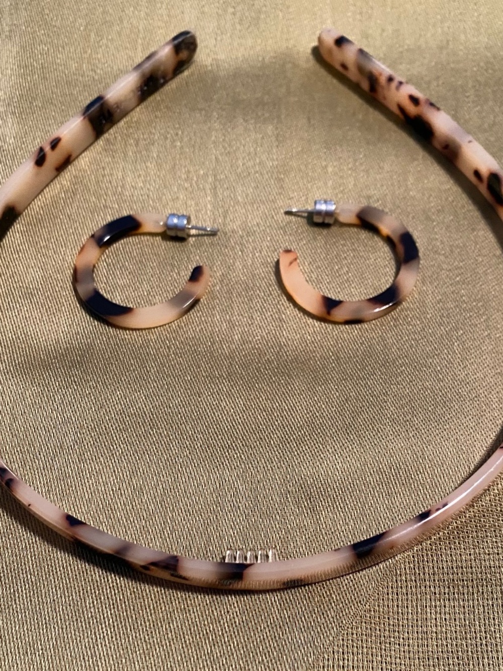 Machete Ultralight thin headband and mini hoop earrings.